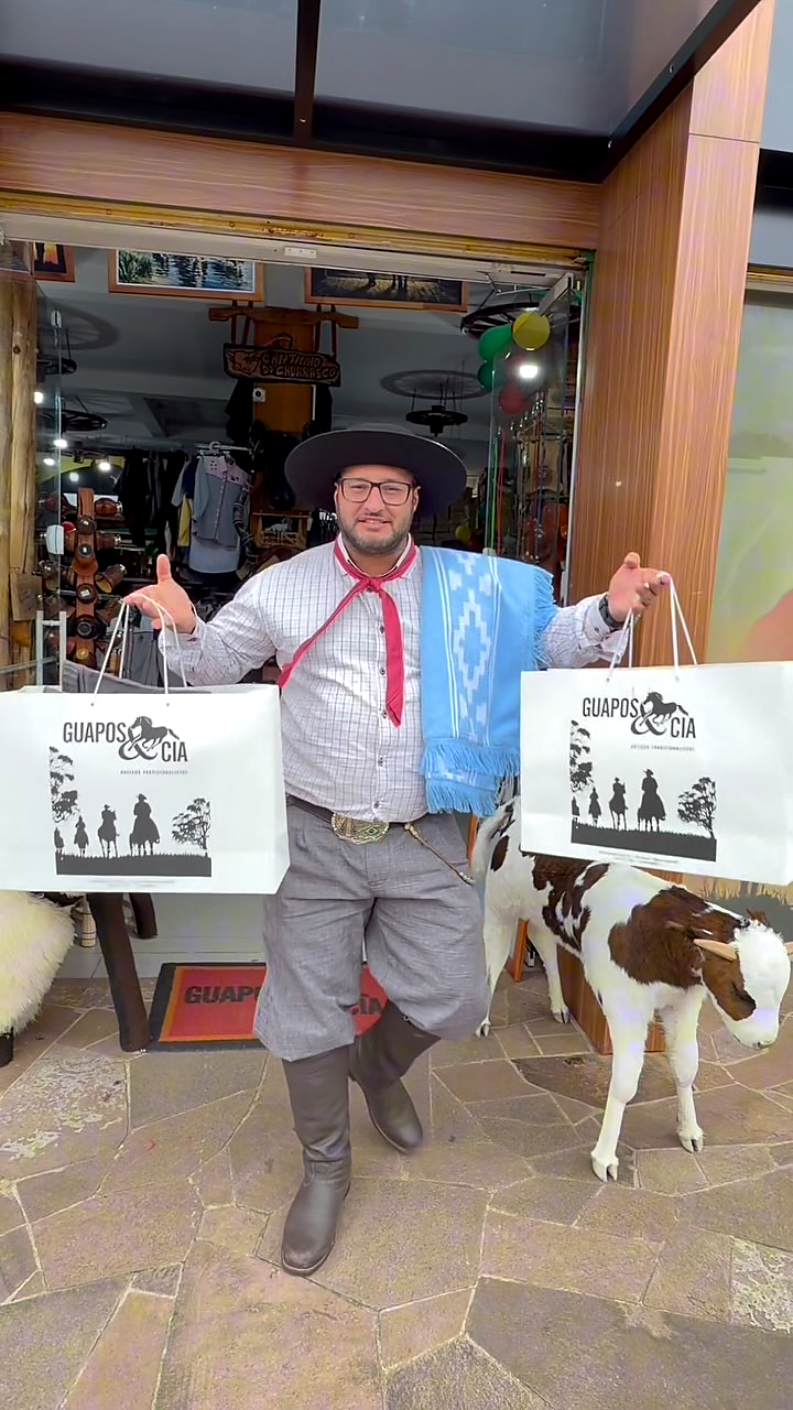 Cliente na entrada da Guapos & Cia com sacolas da loja