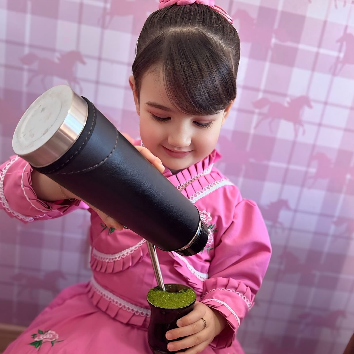 Momento de chimarrão compartilhado, publicação de Fabinho e Eduarda